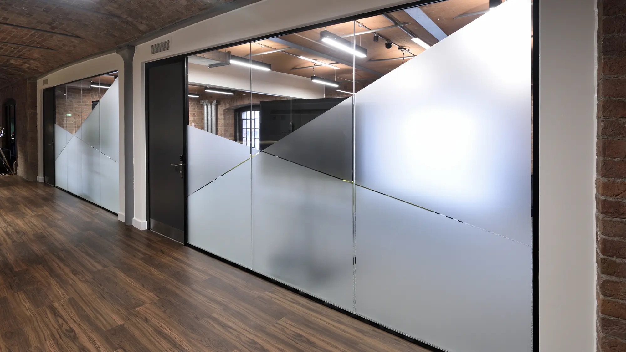 sound-proof-frameless-glass-office-partitions-with-privacy-frosting